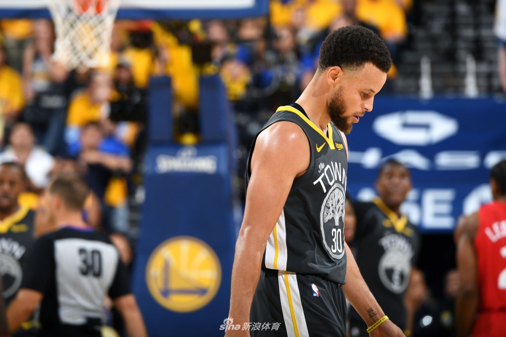 Thấy Klay và Durant chấn thương, Curry đấm vào tường vì thất vọng bản thân Thấy Klay và Durant chấn thương, Curry đấm vào tường vì thất vọng bản thân